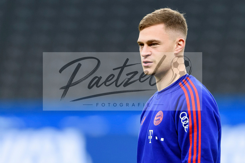 BSCFCB20220123_006 | Fussball, Herren: Joshua Kimmich (FC Bayern Muenchen) schaut bei dem Spiel der 1. Bundesliga zwischen Hertha BSC und FC Bayern Muenchen im Olypiastadion am 23.01.2022 in Berlin, Deutschland.DFB / DFL REGULATIONS PROHIBIT ANY USE OF PHOTOGRAPHS AS IMAGE SEQUENCES AND/OR QUASI-VIDEO. - Realisiert mit Pictrs.com
