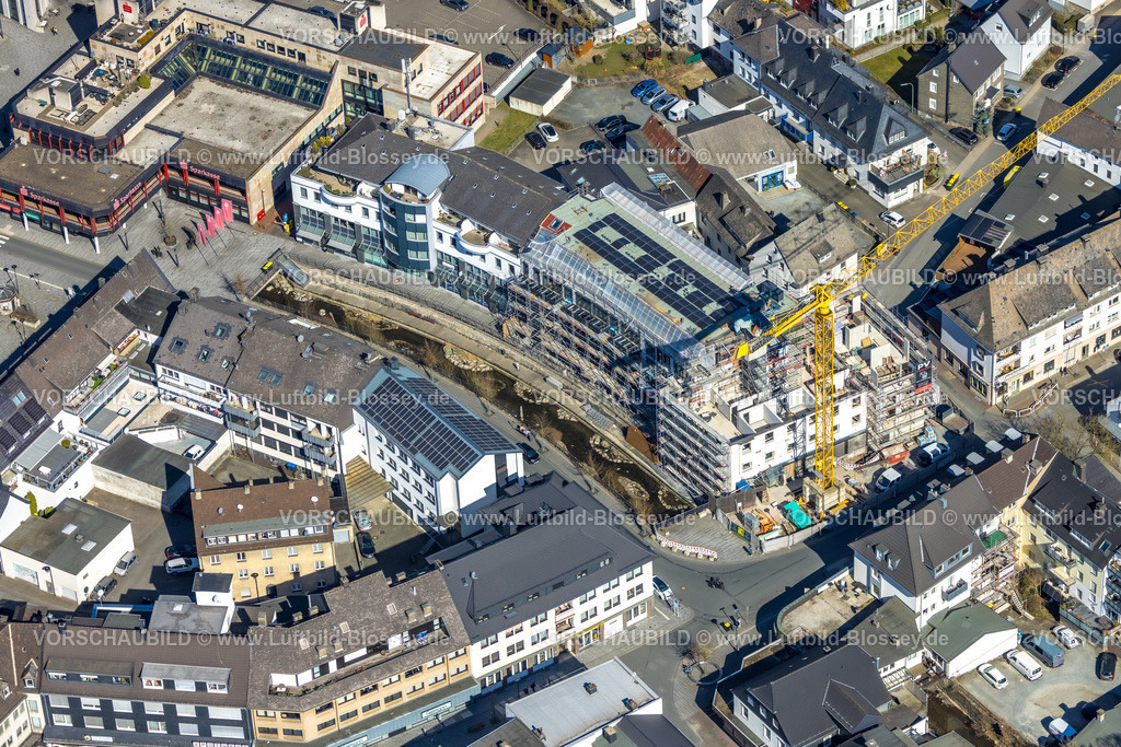 Meschede250304982 | Luftbild, Baustelle mit Baukran am Winziger Platz Ecke Zeughausstraße und Fluss Henne Promenade, Meschede-Stadt, Meschede, Sauerland, Nordrhein-Westfalen, Deutschland