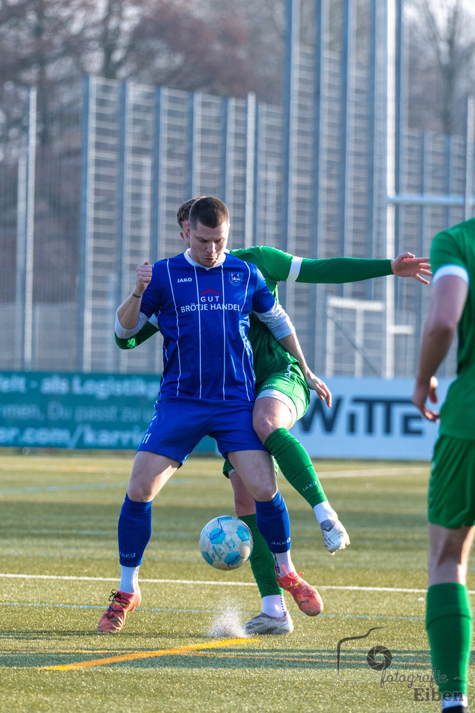 FC Rastede-Hansa Friesoythe | FC Rastede (blau)-Hansa Friesoythe (grün) am 09.02.2025 in Rastede (Sportanlage Kötterswegs), Photo: Philip Eiben 2025 - Realisiert mit Pictrs.com