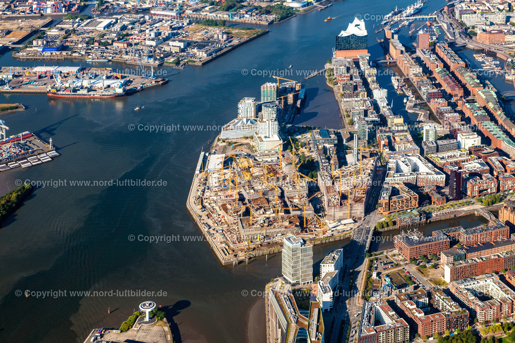 Hamburg_Hafencity_Sandtorkai_Baustelle_ELS_3905220922 | HAMBURG 22.09.2022 Baustelle zum Neubau des Gebäudekomplexes des Einkaufszentrum am Überseequartier am Chicagokai - Osakaallee im Bereich des ehemaligen Grasbrooks im Ortsteil Hafencity in Hamburg, Deutschland. Weiterführende Informationen bei: CHRISTIAN DE PORTZAMPARC,  Depenbrock Bau GmbH & Co. KG,  F + Z Baugesellschaft, Zweigniederlassung der Hecker Bau GmbH & Co. KG,  Stump-Franki Spezialtiefbau GmbH,  Unibail-Rodamco Germany GmbH,  Unibail-Rodamco ÜSQ Süd Quartiersmanagement GmbH. // Construction site for the new building complex of the shopping center at Ueberseequartier at Chicagokai - Osakaallee in the area of the former Grasbrooks in the Hafencity district in Hamburg, Germany. Further information at: CHRISTIAN DE PORTZAMPARC,  Depenbrock Bau GmbH & Co. KG,  F + Z Baugesellschaft, Zweigniederlassung der Hecker Bau GmbH & Co. KG,  Stump-Franki Spezialtiefbau GmbH,  Unibail-Rodamco Germany GmbH,  Unibail-Rodamco UeSQ Sued Quartiersmanagement GmbH. Foto: Martin Elsen