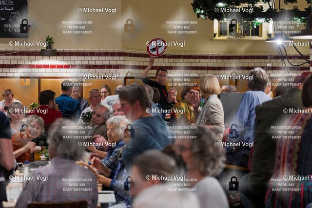 TAM25_K.12__Michael-Vogl_004_8039 | Tage Alter Musik Regensburg K.12 Nachtkonzert Brauhaus am Schloss Cappella Pratensis (Niederlande) Tim Braithwaite, Superius, Leitung Peter de Laurentiis, Tenor, Co-Leitung Sollazzo Ensemble (Frankreich) The Feast of the Swan Das Schwanenfest der Mariengilde von ’s-Hertogenbosch Anna Danilevskaia Vihuela de Arco, Leitung Foto: Michael Vogl