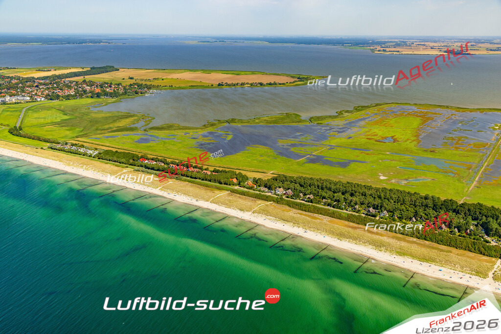 Luftaufnahme Ferienwohnung Strandnah Wustrow - Die Luftaufnahme wurde 2025 vom UL-Flugzeug heraus erstellt ( ohne Drohne ) - Hochauflösende Luftaufnahme - für professionelle Ausdrucke geeignet. Die Geschenkidee !Mit Lizenz und Bildrechte bestellbar