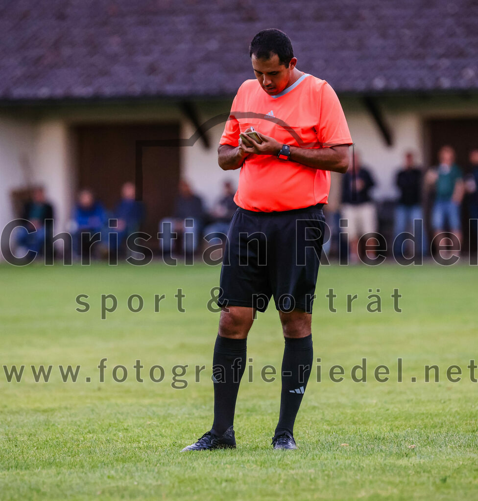 2023-07-25_062_SpVgg_Neuching_gegen_FC_Finsing | Neuching, Deutschland, 25.07.2023:
Fußball, A-Klasse 2023 / 2024, Toto Pokal, SpVgg Neuching gegen FC Finsing, Endergebnis: 2:4

Schiedsrichter Marius Baumann

Foto: Christian Riedel / fotografie-riedel.net