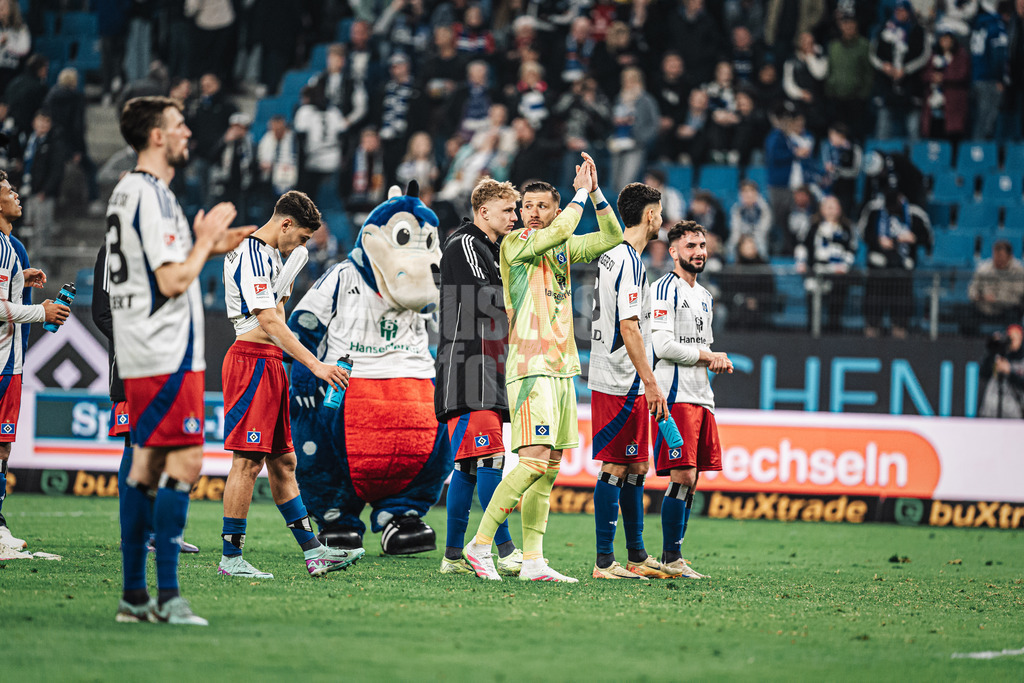 Fußball | Männer | Saison 2024/2025 | 2. Fußball-Bundesliga | 27. Spieltag | Hamburger SV vs. SV 07 Elversberg | 28.03.2025 | HSV applaudiert enttäuscht den Fans nach dem Unentschieden, in der Mitte Daniel Heuer Fernandes (#1, HSV)
