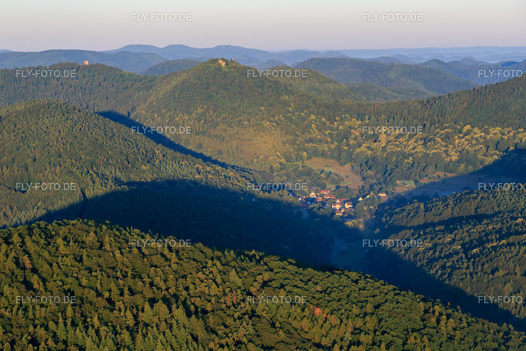 Dorf im Tal des Pfälzerwalds vor den Burgen Wegelnburg und Hohenbourg | Luftbild: Dorf im Tal des Pfälzerwalds vor den Burgen Wegelnburg und Hohenbourg in Nothweiler im Bundesland Rheinland-Pfalz in Deutschland. Foto: IMG_091541.jpg vom 10.07.2016 durch Werner Riehm/FLY-FOTO.de - Realisiert mit Pictrs.com