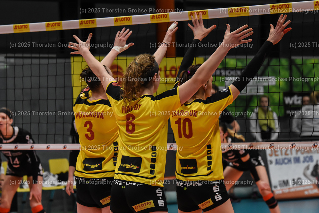 VBL VFB Suhl vs. SCHWARZ-WEISS Erfurt | Tereza Patockova 3# (VFB Suhl), Andie Malloy #8 (VFB Suhl), Katarina Osadchuk #10 (VFB Suhl); VBL VFB Suhl vs. SCHWARZ-WEISS Erfurt, Volleyball-Bundesliga Frauen am 17.02.2018 in der Multihalle in Meiningen, (Deutschland) - Realisiert mit Pictrs.com