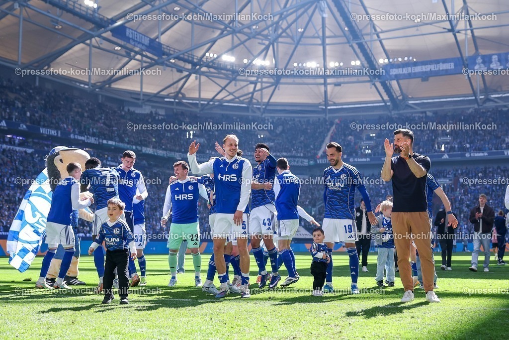 S0419042601064 | 19.04.2026, Fußball, FC Schalke 04 - SC Preußen Münster, 30. Spieltag, 2. Fußball Bundesliga, Veltins-Arena Gelsenkirchen, Saison 2025 2026: Cheftrainer Miron Muslic (Schalke04) jubelnd beim Abschlussjubel nach dem 4:1 Sieg zusammen mit der Mannschaft DFB regulations prohibit any use of photographs as image sequences and or quasi-video.