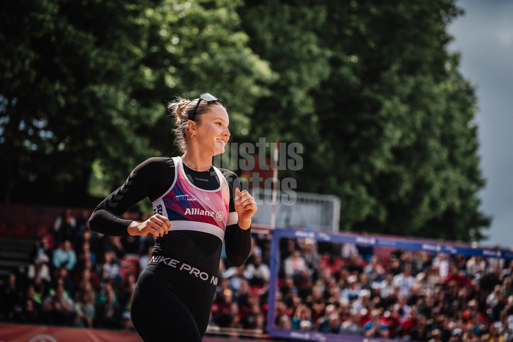 Beachvolleyball | Frauen | Allianz German Beach Tour 2025 | Tourstop Düsseldorf | 18.05.2025 | Anna-Chiara Reformat läuft ins Stadion ein