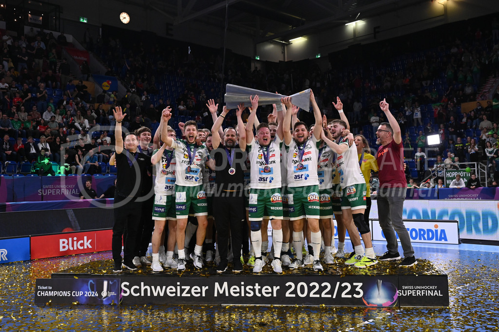 SV Wiler-Ersigen vs Floorball Köniz - 15. April 2023 | SV Wiler-Ersigen vs Floorball Köniz
Stimo Arena, Kloten
Der SV Wiler-Ersigen ist Unihockey Schweizer Meister 2022/23.
Bild: Sportfotografie Markus Aeschimann | www.markus-aeschimann.ch - Realisiert mit Pictrs.com