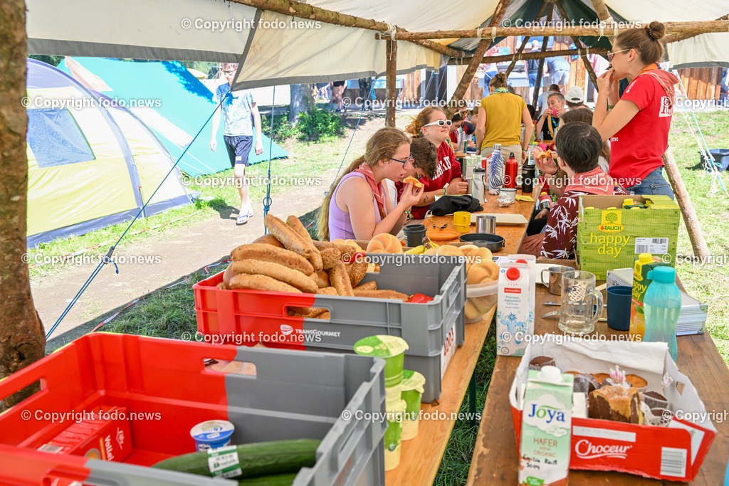 Scout Camp Austria_ 11.08.2023-44 | 11.08.2023, Berg am Attersee, AUT, Scout Camp Austria 2023, im Bild Pfadfindergruppe beim Essen