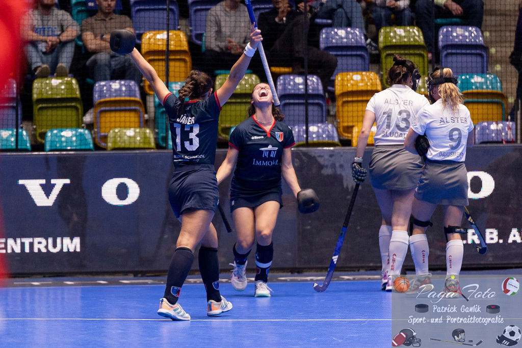 Volvo E.R.B. Final 4 Halbfinale Frauen: Der Club an der Alster - Berlienr HC, 25.01.2025 | Alina Sophie Jäger (Berliner HC #13) bejuebtl einen Treffer mit ihrer Teamkollegin Joana Boehringer / Böhringer (Berliner HC #8), Der Club an der Alster - Berliner HC, Frankfurt, Süwag Arena, 25.1.2025 - Realisiert mit Pictrs.com