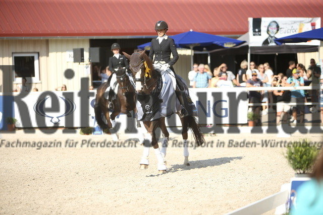 Birkhof_2022_GrandPrixSpecial_Siegerehrung_GrandPrixSpecial (46) | Alle Fotos der Reiterjournal Fotografin Doris Matthaes im Reiterjournal Online-Fotoshop. - Realisiert mit Pictrs.com