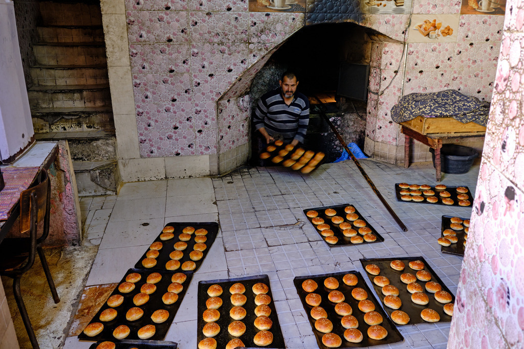 im Holzofen hergestellte Anisbrötchen | Fes, Marokko - November 11, 2024: im Holzofen hergestellte Anisbrötchen zum Verkauf angeboten. - Realisiert mit Pictrs.com