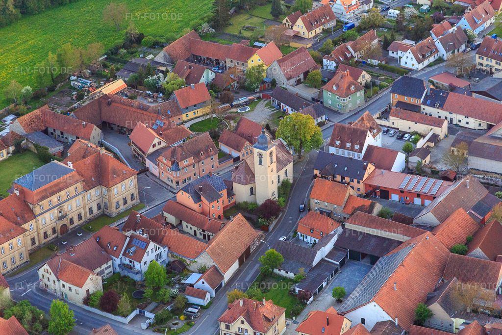 Luftbild: Schloß Sulzheim in Sulzheim im Bundesland Bayern in Deutschland. Foto: IMG_088145.jpg vom 06.05.2016 durch Werner Riehm/FLY-FOTO.deSchloss Sulzheim - Gastronomie & Veranstaltungen