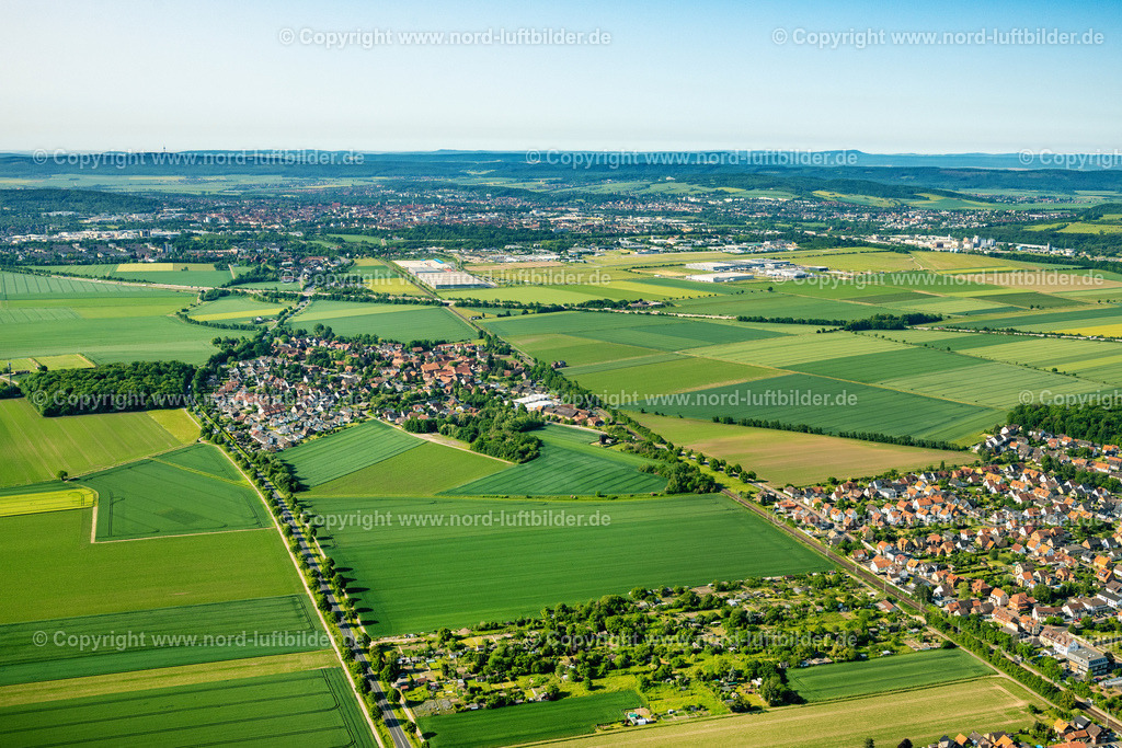 Asel_ELS_4355050623 | ASEL 05.06.2023 Landwirtschaftliche Nutzflächen und Feldgrenzen umsäumen das Siedlungsgebiet des Dorfes an der Göriacher Straße in Asel im Bundesland Niedersachsen, Deutschland. // Agricultural land and field boundaries surround the settlement area of the village on street Goeriacher Strasse in Asel in the state Lower Saxony, Germany. Foto: Martin Elsen