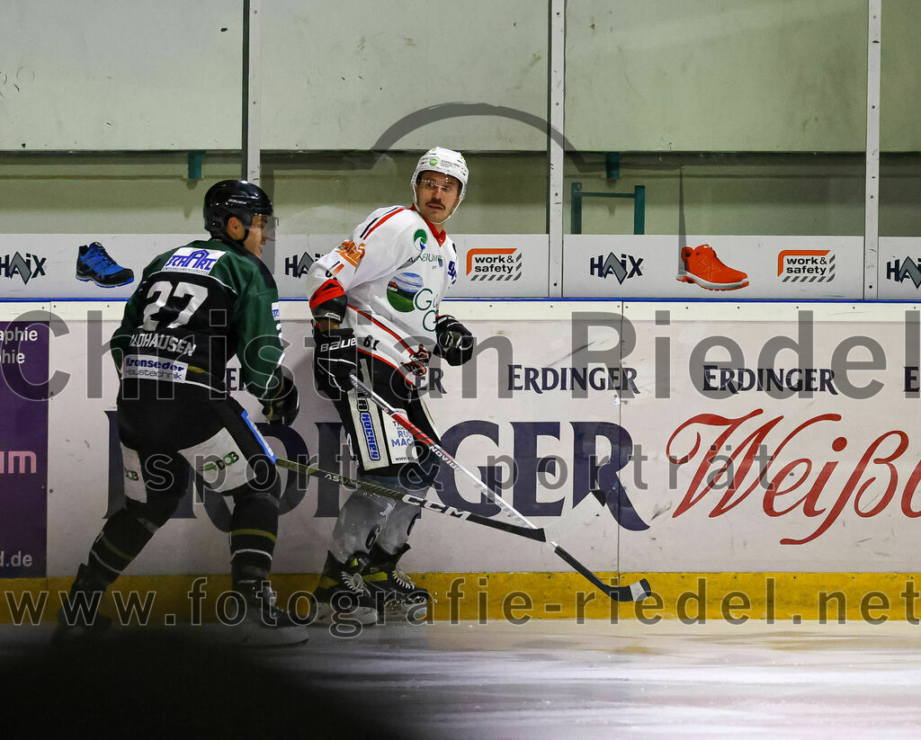 2022-11-04_012_Eishockey_TSV_Erding_gegen_TSV_Peissenberg | Erding, Deutschland, 04.11.2022:
Eishockey, Bayernliga 2022 / 2023, 10. Spieltag, TSV Erding gegen TSV Peißenberg, Endergebnis: 4:3

Mark Waldhausen (Erding Gladiators, #27), Martin Andrä (TSV Peissenberg, #61)

Foto: Christian Riedel / fotografie-riedel.net