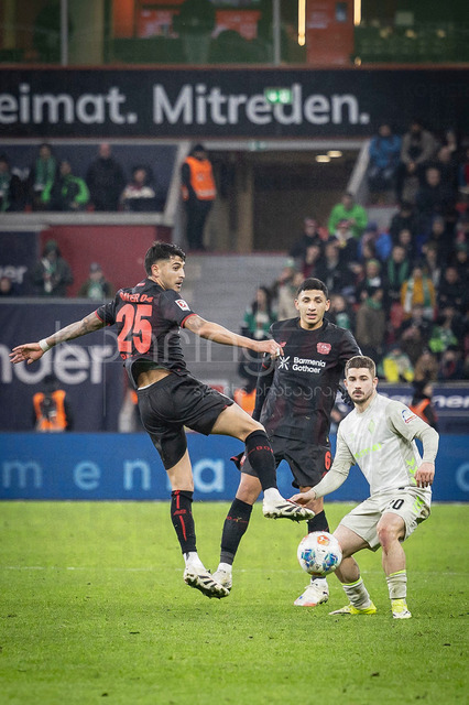 German Bundesliga, Bayer 04 Leverkusen vs. SV Werder Bremen, 24.01.2026 | LEVERKUSEN, GERMANY - JANUARY 24: Exequiel Palacios (Bayer 04 Leverkusen, 25) and Romano Schmid (SV Werder Bremen, 20) during the German Bundesliga match on gameday 19 between Bayer 04 Leverkusen vs. SV Werder Bremen at BayArena on January 24, 2026 in Leverkusen, Germany. DFL REGULATIONS PROHIBIT ANY USE OF PHOTOGRAPHS AS IMAGE SEQUENCES AND/OR QUASI-VIDEO.