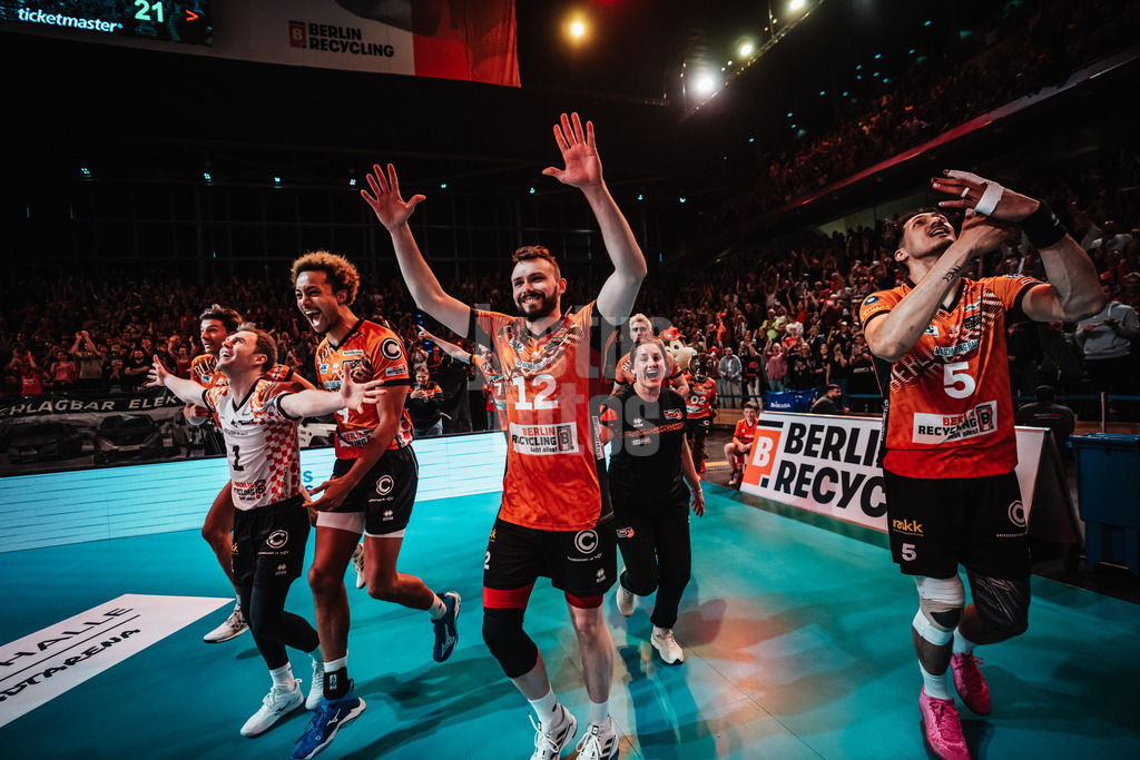 Volleyball | Herren | Saison 2024/2025 | 1. Volleyball Bundesliga Männer | Finale | BERLIN RECYCLING Volleys vs. SVG Lüneburg | 03.05.2025 | Die BR Volleys gewinnen die Meisterschaft, von der Bank rennen aufs Feld v.l. Matthew Lambert Knigge (#2, Berlin Recycling Volleys) Adam Kowalski (#1, Berlin Recycling Volleys) Djifa Julien Amedegnato (#9, Berlin Recycling Volleys) Simon Plaskie (#7, Berlin Recycling Volleys) Jan Bozydar Fornal (#12, Berlin Recycling Volleys) und Nehemiah Mote (#5, Berlin Recycling Volleys)