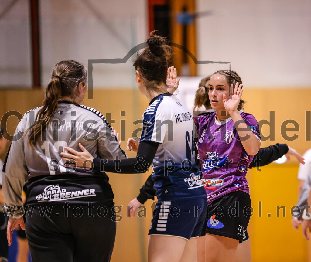 2024-11-24_134_SpVgg_Altenerding_gegen_HC_Donau-Paar_II | Erding, Deutschland, 24.11.2024:Handball, Bezirksoberliga Frauen Altbayern 2024 / 2024, 6. Spieltag, SpVgg Altenerding gegen HC Donau/Paar II, Endergebnis: 24:24Torfrau Laurie-Anne Hanriot (HC Donau/Paar, #12), Julia Fuchs (HC Donau/Paar, #66), Lena Prem (SpVgg Altenerding, #5)Foto: Christian Riedel / fotografie-riedel.net