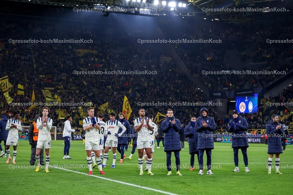 UCL17022601119 | 17.02.2026, Fußball, UEFA Champions League, Borussia Dortmund - Atalanta Bergamo, BVB Stadion, Play-Offs Hinspiel, Saison 2025 2026: Abschlussjubel nach der 0:2 Niederlage von Atalanta.  Isak Hien&nbsp;(Atalanta Bergamo #04) enttäuscht Enttäuschung   Regulations prohibit any use of photographs as image sequences and or quasi-video.