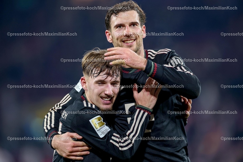 1FC14012601069 | 14.01.2026, Fußball, 1. FC Köln - FC Bayern München, 1. Fußball Bundesliga, 17. Spieltag, RheinEnergie-STADION, Saison 2025 2026: Abschlussjubel nach dem 3:1 Sieg für München. Leon Goretzka (FC Bayern Muenchen #08) zusammen mit Lennart Karl (FC Bayern Muenchen #42)  DFB regulations prohibit any use of photographs as image sequences and or quasi-video.