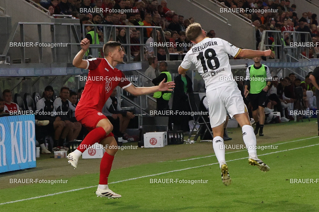 SV Wehen Wiesbaden - Rot-Weiss Essen | Wiesbaden, Deutschland, 22.08.2025Michael Kostka  (Rot-Weiss Essen) im Kampf um den Ball mit Fabian Greilinger (SV Wehen Wiesbaden)während des drittliga Spiels zwischen SV Wehen Wiesbaden und Rot-Weiss Essen am 22.08.2025 in der BRITA-Arena in Wiesbaden. (Foto von Timo Bluhmki-Schmidt/Brauer Fotoagentur