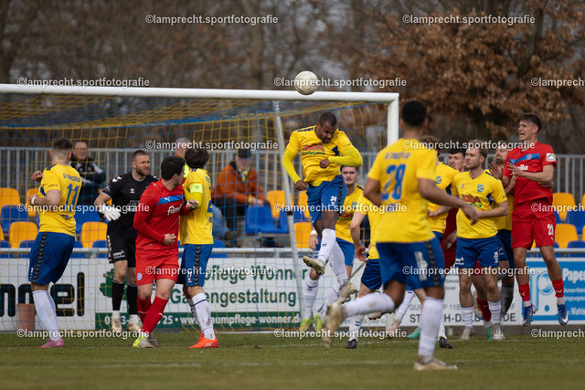 Fußball I Herren I Saison 2025-2026 I Flens-Oberliga I 21. Spieltag I SV Todesfelde - Holstein Kiel II 079 | Benjamin Petrick (34, SV Todesfelde) köpft den Ball - Realisiert mit Pictrs.com