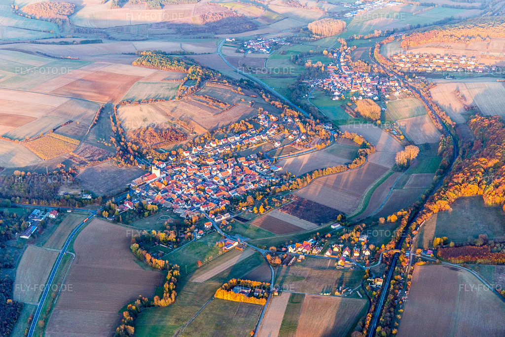 Luftbild: Ortsansicht im Ortsteil Halsheim in Arnstein im Bundesland Bayern in Deutschland. Foto: IMG_112441.jpg vom 02.11.2018 durch Werner Riehm/FLY-FOTO.de