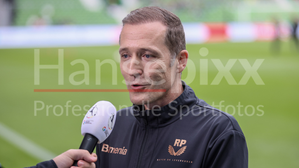 Fussball, Google Pixel Frauen-Bundesliga, SV Werder Bremen - Bayer 04 Leverkusen | v.li.: Roberto Pätzold (Trainer, Cheftrainer, Bayer 04 Leverkusen) beim Interview, TV, Fernsehen, Mikrofon, Portrait, Nahaufnahme, Einzelfoto, Einzelbild, DIE DFB-RICHTLINIEN UNTERSAGEN JEGLICHE NUTZUNG VON FOTOS ALS SEQUENZBILDER UND/ODER VIDEOÄHNLICHE FOTOSTRECKEN. DFB REGULATIONS PROHIBIT ANY USE OF PHOTOGRAPHS AS IMAGE SEQUENCES AND/OR QUASI-VIDEO.