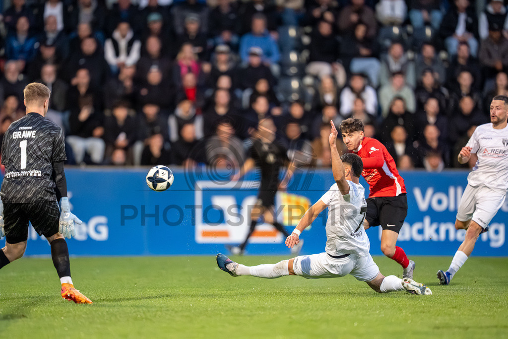 SG Sonnenhof Großaspach vs. SGV Freiberg, Fussball, Regionalliga Suedwest, 30. Spieltag, 22.04.2026 | Elias Rahn (SG Sonnenhof Großaspach, #08) erzielt das 3:0,SG Sonnenhof Großaspach vs. SGV Freiberg, Fussball, Regionalliga Suedwest, 30. Spieltag, 22.04.2026