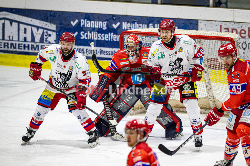 EC Peiting vs Deggendorfer SC | Eishockey Oberliga Süd Vorrunde 2024/2025, EC Peiting vs Deggendorfer SC, 20241228,Warten auf den Schuss, vor dem Tor,2024-12-28 in Peiting (Eisstadion)Curtis LEINWEBER (DSC 11), Andreas MAGG (ECP Goali 32), Marco BASSLER (DSC 44)Copyright: WolfgangxLindner foto-lindner.de