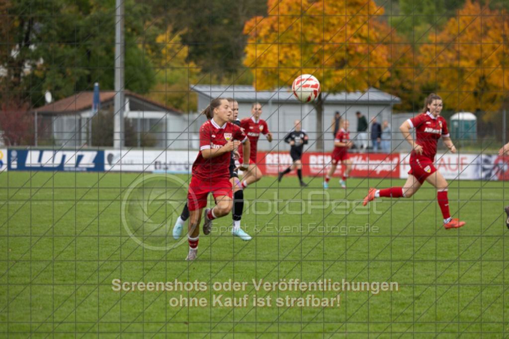 20251012_141204_0853 | #,1.FC Donzdorf (schwarz) vs. VfB Stuttgart II (rot), Fussball, Frauen-Verbandsliga Württemberg, 05. Spieltag, Saison 2025/2026, Rasenplatz Lautertal Stadion, Süßener Straße 16, 73072 Donzdorf, 12.10.2025 - 13:00 Uhr,Foto: PhotoPeet-Sportfotografie/Peter Harich