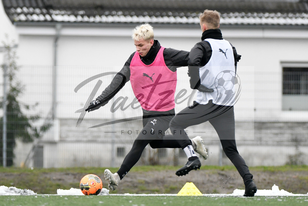20200226_TRAOSN_0043 | Fussball, Herren: Niklas Schmidt (VfL Osnabrueck) in Aktion, am Ball, Einzelaktion waehrend der Trainingseinheit des VfL Osnabrueck im Sportpark Illoshoehe am 26.02.2020 in Osnabrueck, Deutschland. - Realisiert mit Pictrs.com