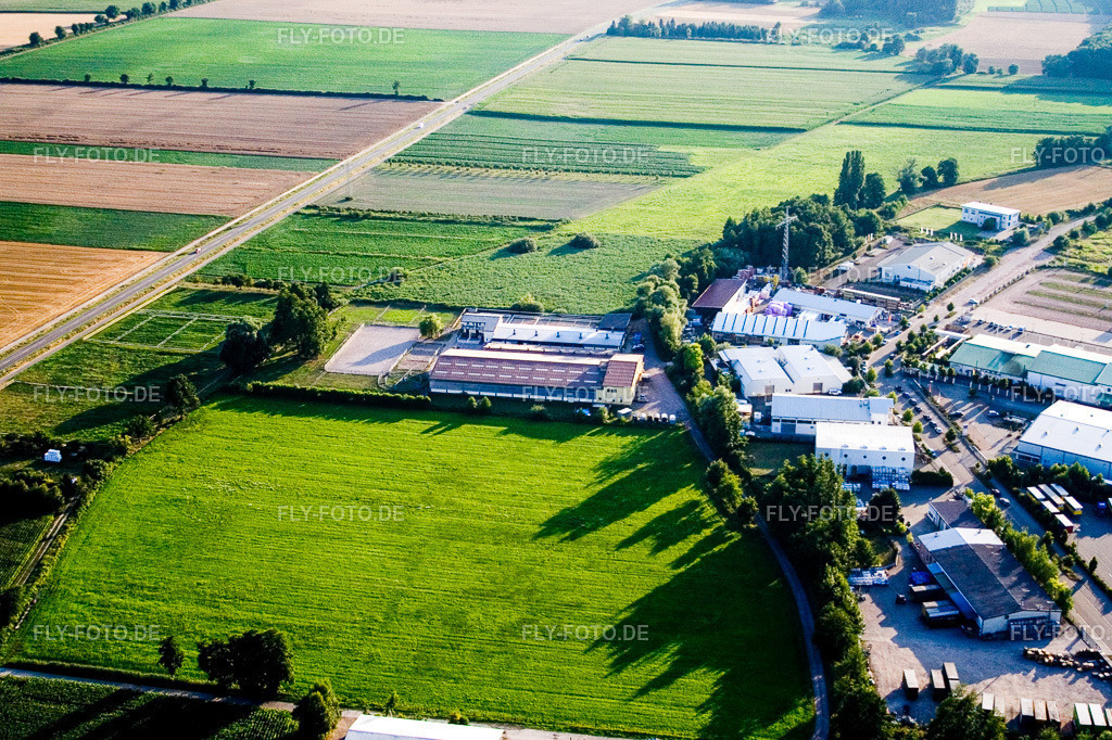 Pferdehof O. Wehnes | Luftbild: Pferdehof O. Wehnes im Ortsteil Minderslachen in Kandel im Bundesland Rheinland-Pfalz in Deutschland. Foto: IMG_11726.jpg vom 25.07.2008 durch Werner Riehm/FLY-FOTO.de - Realisiert mit Pictrs.com