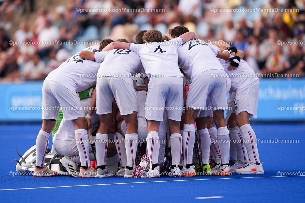 xydrx08082502014 | 08.08.2025, xydrx, Herren EuroHockey Championship 2025, Gruppenphase, Gruppe B, Deutschland - Frankreich, Sparkassenpark Mönchengladbach: Die Franzoesische Feldhockey Nationalmannschaft kommt vor dem Spiel zusammen