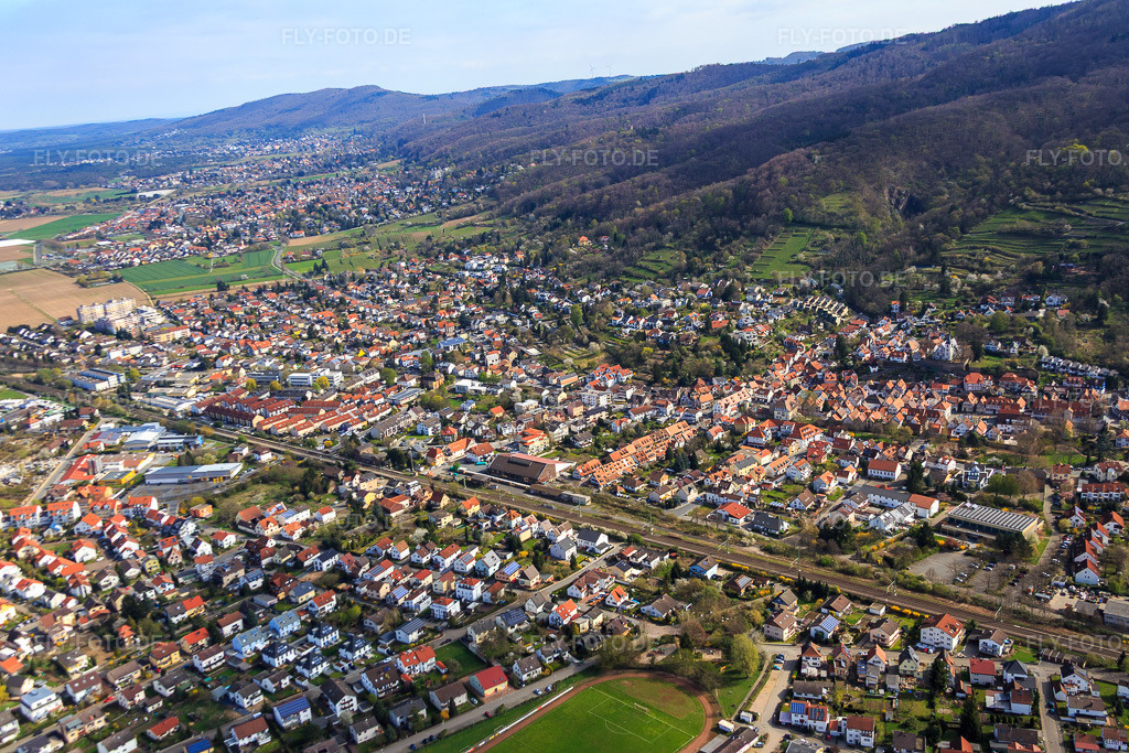 Luftbild: Bahnlinie in Zwingenberg im Bundesland Hessen in Deutschland. Foto: IMG_077120.jpg vom 12.04.2015 durch Werner Riehm/FLY-FOTO.de