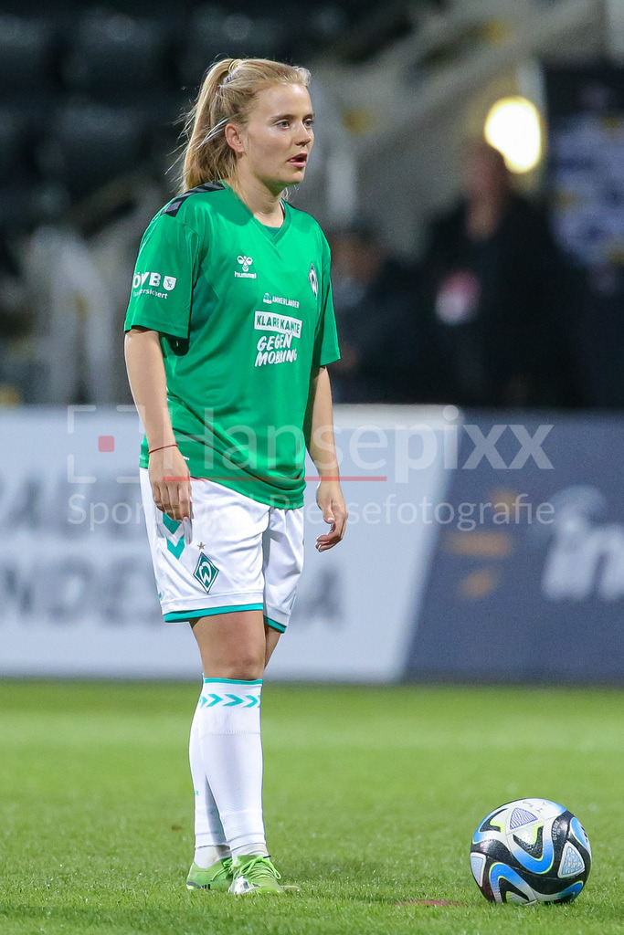 Fussball, Google Pixel Frauen-Bundesliga, Eintracht Frankfurt - SV Werder Bremen | v.li.: Ricarda Walkling (SV Werder Bremen, 13) in einem Aufwärmshirt mit dem Slogan, der Aufschrift, der Botschaft Klare Kante gegen Mobbing, DIE DFB-RICHTLINIEN UNTERSAGEN JEGLICHE NUTZUNG VON FOTOS ALS SEQUENZBILDER UND/ODER VIDEOÄHNLICHE FOTOSTRECKEN. DFB REGULATIONS PROHIBIT ANY USE OF PHOTOGRAPHS AS IMAGE SEQUENCES AND/OR QUASI-VIDEO.