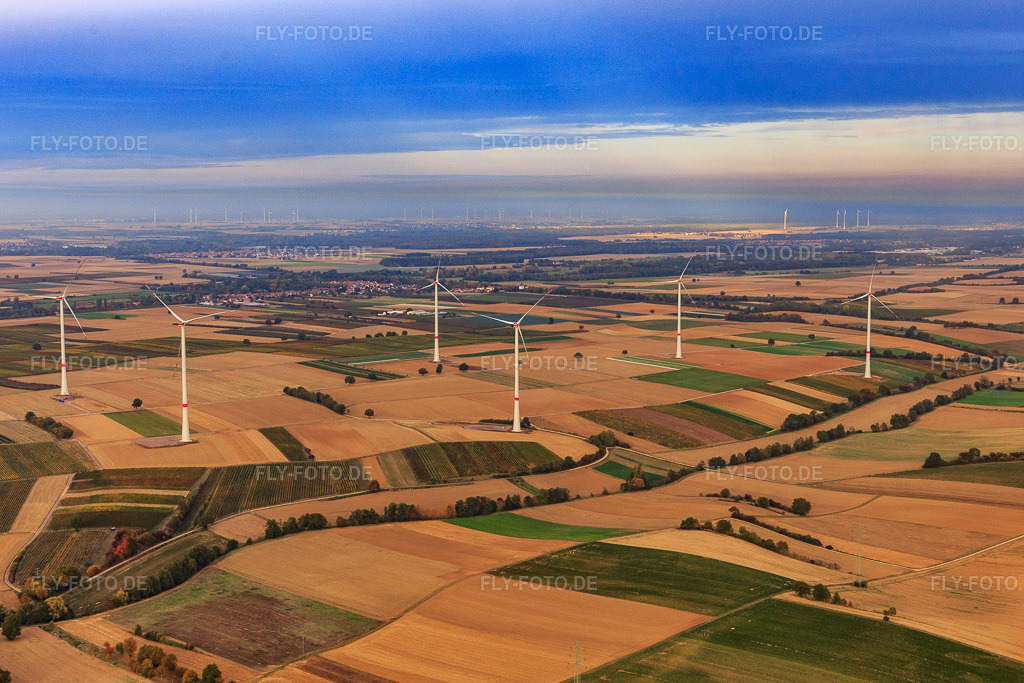 Luftbild: Windpark der EnBW - Windenergieanlage mit 6 Windrädern in Freckenfeld im Bundesland Rheinland-Pfalz in Deutschland. Foto: IMG_112064.jpg vom 11.10.2018 durch Werner Riehm/FLY-FOTO.deKununu
