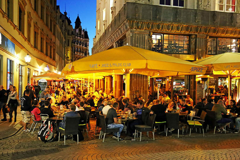 Drallewatsch Kneipenmeile - Barfußgässchen - SPIZZ | Entdecke über 20 Kategorien Leipzig-Motive: Foto-Downloads, hochwertige Poster, Leinwand- & Fine-Art-Prints. Jetzt Lieblingsfoto im Bildlexikon Leipzig Shop bestellen!