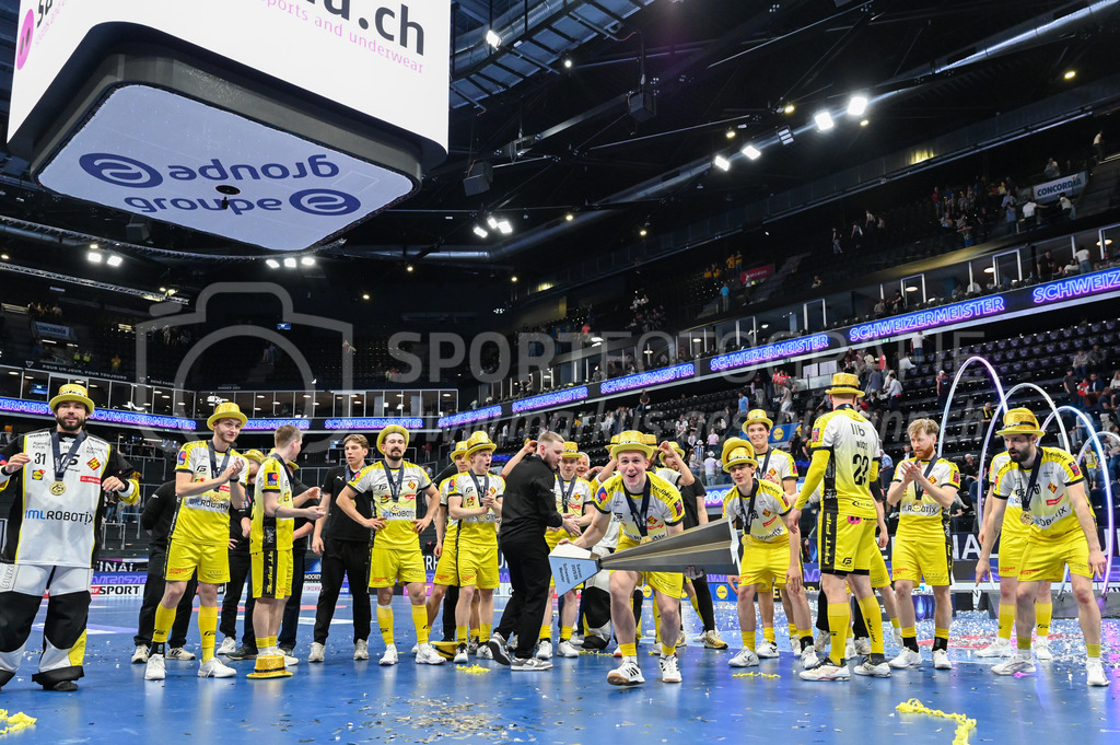 Zug United - HC Rychenberg - 25. April 2026 | Nils Boman (#70 HC Rychenberg Winterthur) mit dem Pokal am L-UPL Superfinal-Spiel zwischen Zug United und HC Rychenberg am 25. April 2026 in der BCF Arena, Fribourg, Schweiz.Bild: Sportfotografie Markus Aeschimann | www.markus-aeschimann.ch - Realisiert mit Pictrs.com
