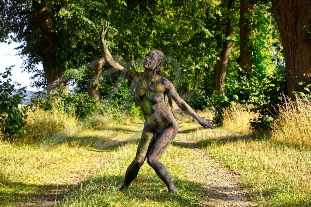 NatureArt-LINDENALLEE_3592a2 | Ich schaue was es gibt | #003 | Modell: Tatjana Heinz | Foto: Tschiponnique Skupin - Realisiert mit Pictrs.com