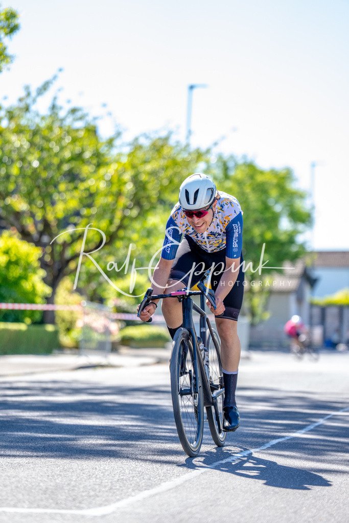 Spurt in den Mai 2026 - Großer Preis der Sparkasse Neuss | Annual one-day road cycling race "Großer Preis der Sparkasse Neuss" held in Büttgen, Germany, organized by VfR Büttgen 1912 e.V. The event features multiple races across all age categories from U11 youth to Elite men. - Realisiert mit Pictrs.com