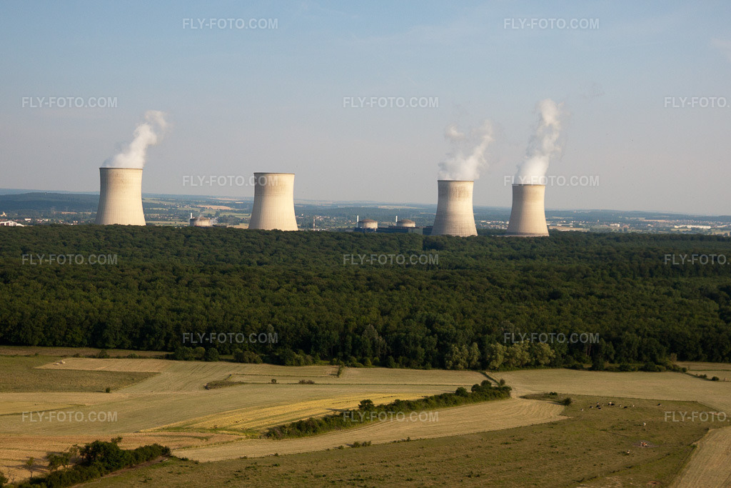 Aerial view: EDF nuclear center from the west in Cattenom in the state Moselle, France. – Photo: IMG_29499.jpg taken on 06/26/2010 by Werner Riehm/FLY-FOTO.com – Resolution of the original: 4284 x 2856 px