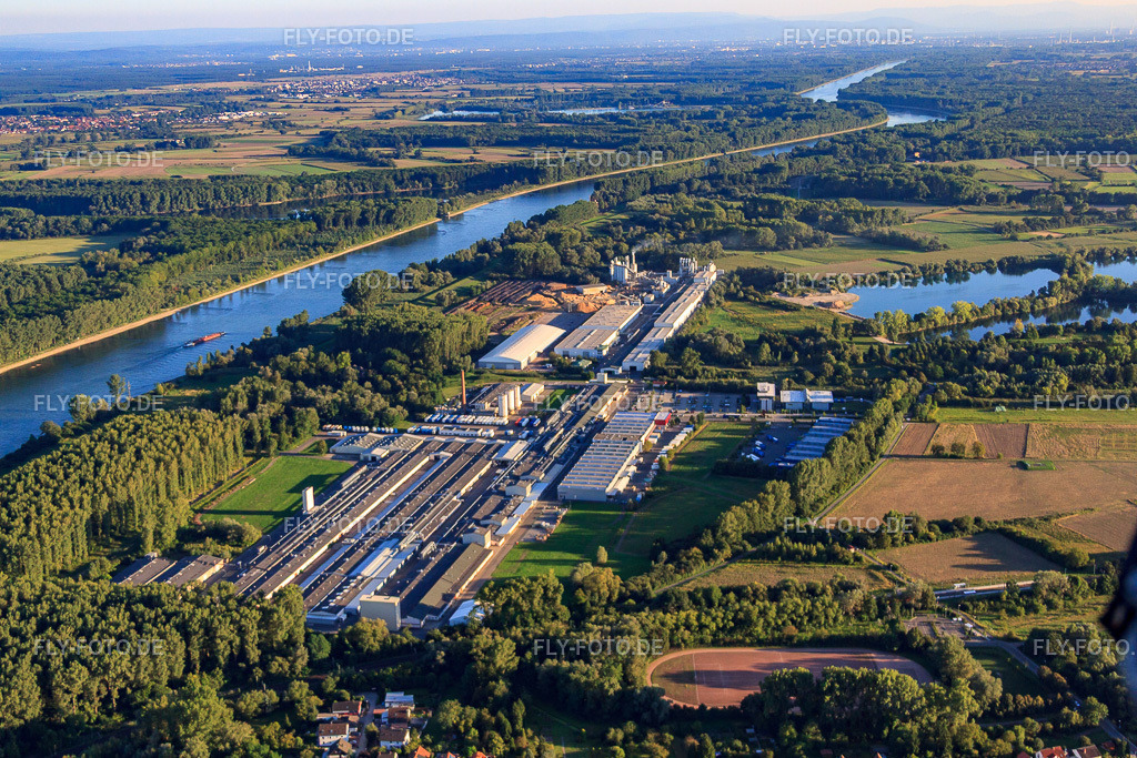 Industriegebiet am Rheinufer mit Rheinspan GmbH & Co. KG, Zimmerei Knaus - Johann Knaus & Viktor Knaus GbR und Express Möbel GmbH & Co. KG https://www.rheinspan.de/index.php/de/ https://www.zimmerei-knaus.de/ https://express-moebel.de/ | Luftbild: Industriegebiet am Rheinufer mit Rheinspan GmbH & Co. KG, Zimmerei Knaus - Johann Knaus & Viktor Knaus GbR und Express Möbel GmbH & Co. KG https://www.rheinspan.de/index.php/de/ https://www.zimmerei-knaus.de/ https://express-moebel.de/ in Germersheim im Bundesland Rheinland-Pfalz in Deutschland. Foto: IMG_59669.jpg vom 04.09.2013 durch Werner Riehm/FLY-FOTO.de - Realisiert mit Pictrs.com