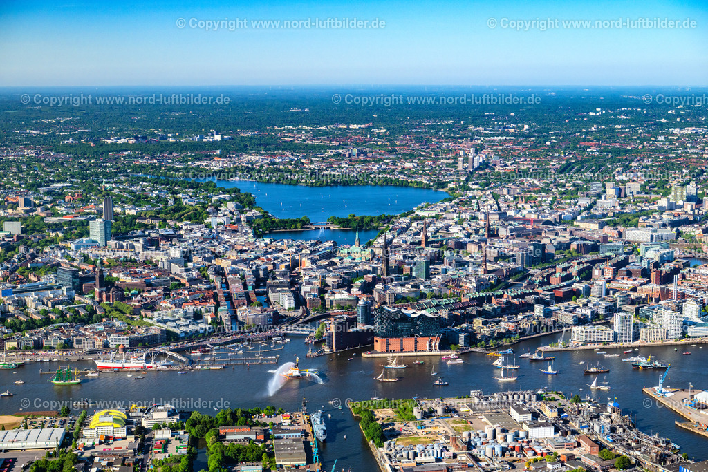 Hamburg_Hafengeburtstag_Elbphilharmonie_Auslaufparade_ELS_8433110525 | HAMBURG 09.05.2025 Auslaufparade Hamburger Hafengeburtstag in Hamburg, Deutschland. // Parade Harbor Birthday in Hamburg Germany. Foto: Martin Elsen