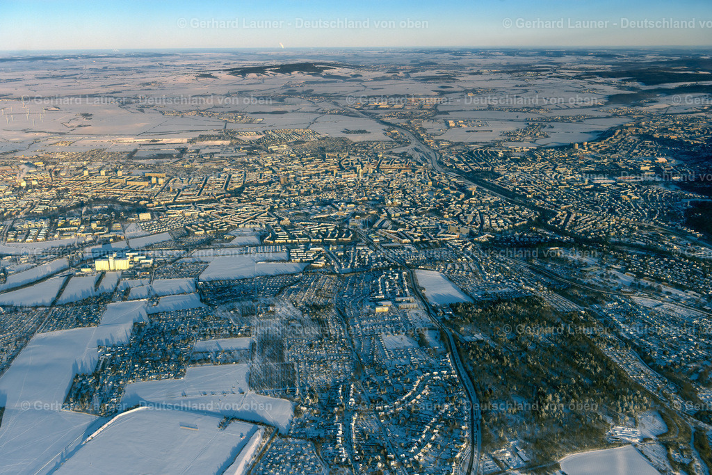 4045044 | ERFURT 14.02.2021 Winterlich schneebedeckte Stadtgebiet mit Außenbezirken und Innenstadtbereich in Erfurt im Bundesland Thüringen, Deutschland. // Wintry snowy city area with outside districts and inner city area in Erfurt in the state Thuringia, Germany. Foto: Gerhard Launer