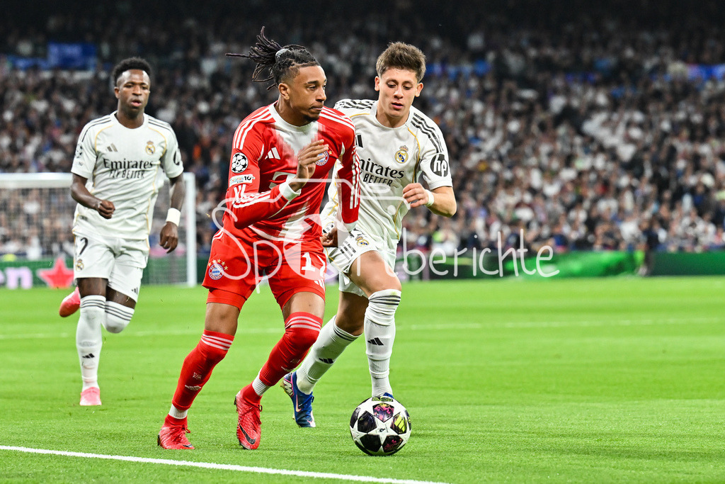 Real Madrid - FC Bayern München | MADRID, SPAIN - 07. APRIL: tackle between Michael OLISE (FC Bayern Munich 17) and Arda GUELER (Real Madrid 15) during the UEFA Champions League match between Real Madrid vs. FC Bayern Munich on Quarterfinal first leg at Estadio Santiago Bernabeu