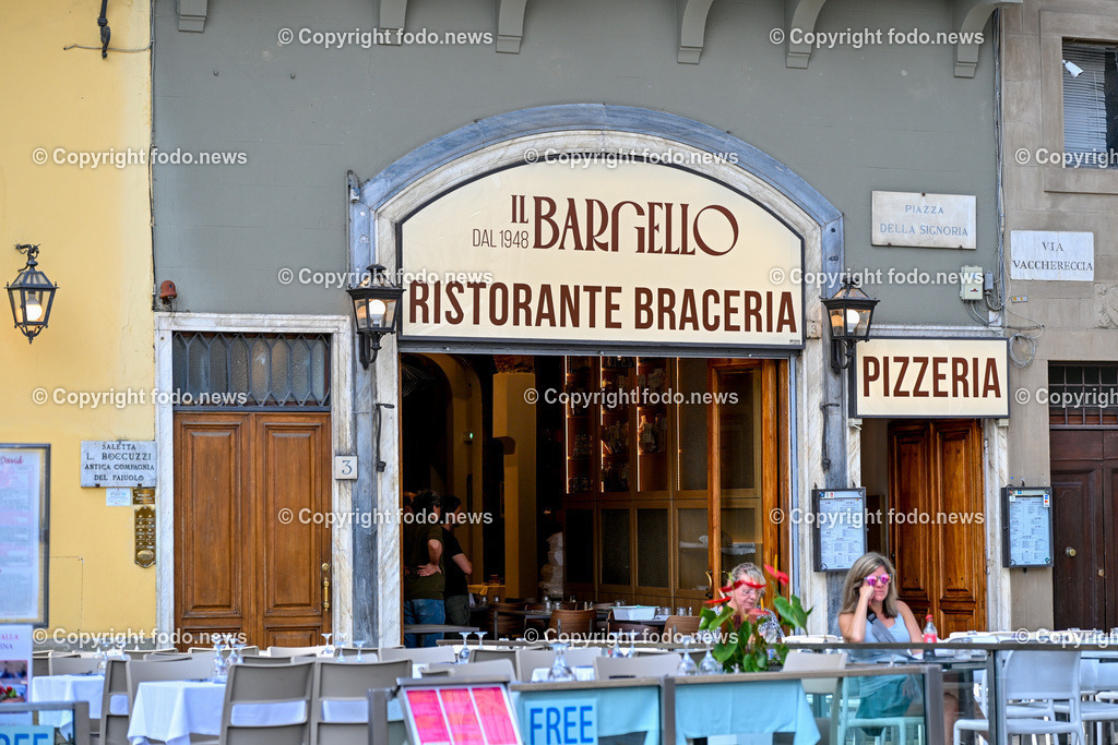 Italien_ Toscana_ Florenz_ 30.05.2024-72 | 30.05.2024, Italien, ITA, Toskana, Florenz im Bild Stadtansichten, Gebäude, Architektur, Touristen, Historisch, Souvenir, Altstadt, Museum, Statuen, Skulpturen, Piazza della Signoria, Statue David, Palazzo Vecchio, Neptunbrunnen, Piazza della Repubblica, Ponte Vecchio, Brücke, Uffizien, Kathedrale Santa Maria del Fiore, Arno, Fluß


Florenz, Firenze, ist eine italienische Großstadt. Nach Einwohnern ist sie die achtgrößte Stadt Italiens. Florenz ist die Hauptstadt sowie größte Stadt der Region Toskana und der Metropolitanstadt Florenz, in der etwa eine Million Menschen leben. Florenz ist für seine Geschichte berühmt. Leonardo da Vinci verbrachte große Teile seiner Jugend in Florenz, Michelangelo fand Unterschlupf in der Kirche der Medici, Galileo Galilei wohnte als Hofmathematiker in den Palästen der Medici. Von 1865 bis 1871 war die Stadt die Hauptstadt des neu gegründeten Königreichs Italien. Das historische Zentrum von Florenz zieht Jahr für Jahr Millionen von Touristen an. Die historische Innenstadt wurde von der UNESCO im Jahre 1982 zum Weltkulturerbe erklärt. 
Quelle: Wikipedia
