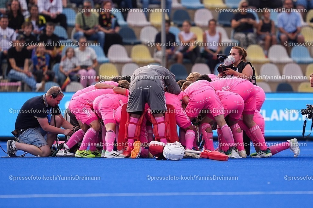 xydrx08082502015 | 08.08.2025, xydrx, Herren EuroHockey Championship 2025, Gruppenphase, Gruppe B, Deutschland - Frankreich, Sparkassenpark Mönchengladbach: Die Deutsche Feldhockey Nationalmannschaft kommt vor dem Spiel zusammen