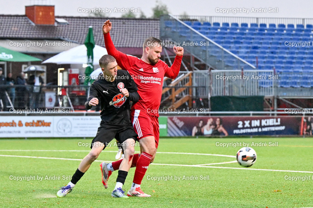 FC Kilia Kiel II vs TSV Flintbek | Lucas Groß (Kilia #10) vs Jonas Römpke (Flintbek #5) / Fußball-Verbandsliga Ost Männer 2026/2027 / FC Kilia Kiel II vs TSV Flintbek / Kilia Sportplatz / Kiel / 10.10.26 - Realisiert mit Pictrs.com